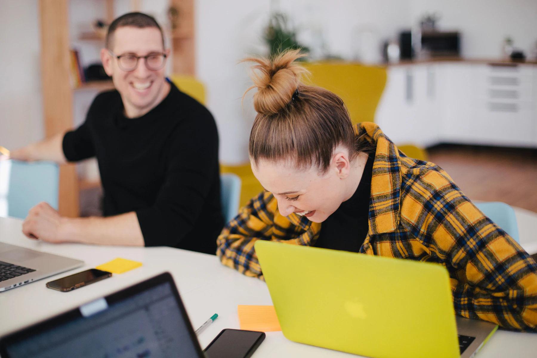 Equipo de trabajo colaborando frente a sus computadoras