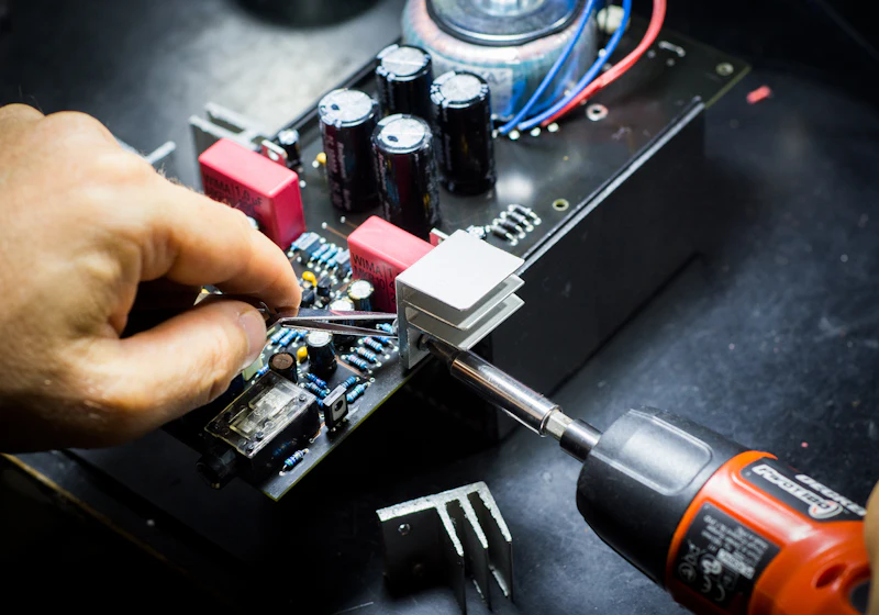 Técnico reparando un equipo electrónico con precisión