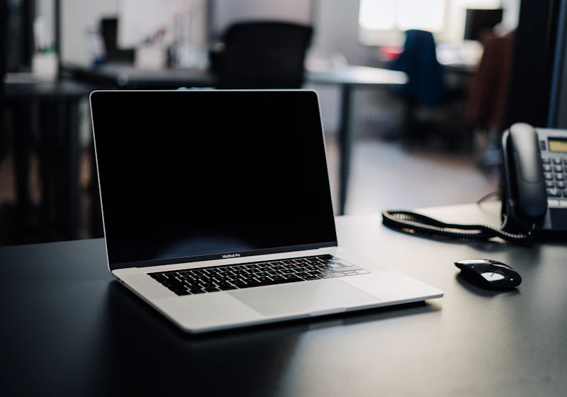 Escritorio con teléfono IP y notebook en una oficina moderna
